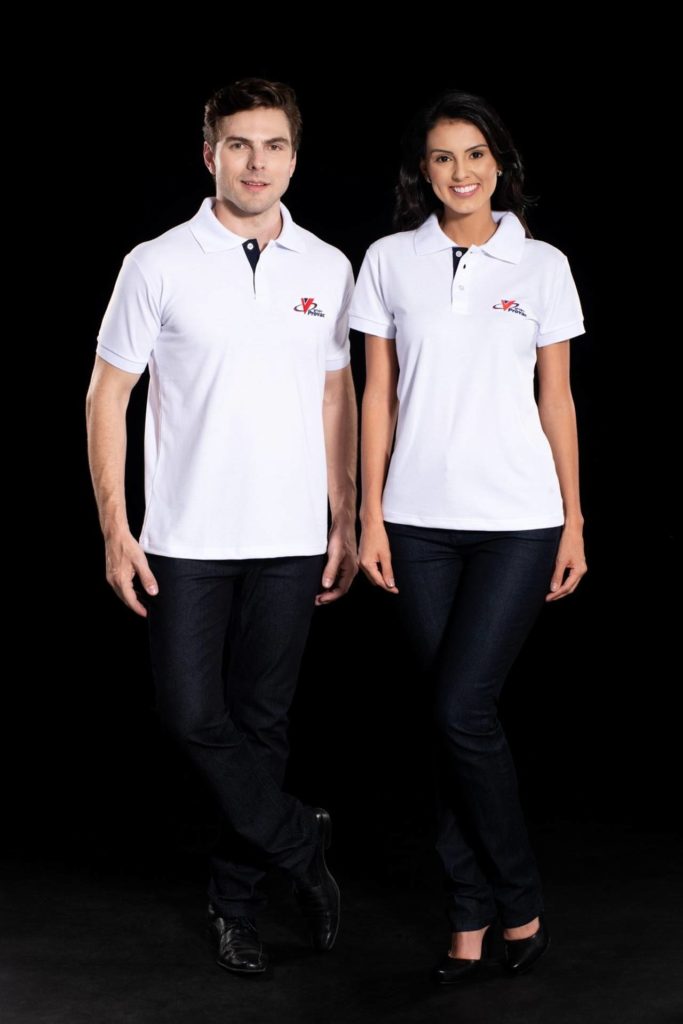 Dois modelos com uniforme do modelo camisa polo na cor branca