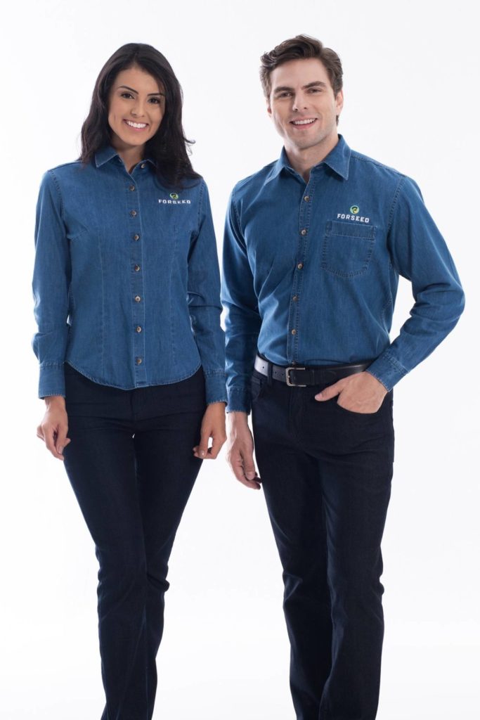 Dois modelos com uniforme, nos modelos de camisa social de manga comprida, em jean