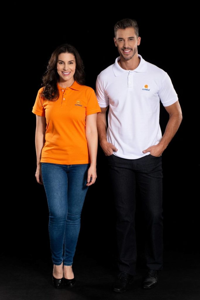 Casal de modelos com unifome no modelo camisa polo na cor laranja  e branco
