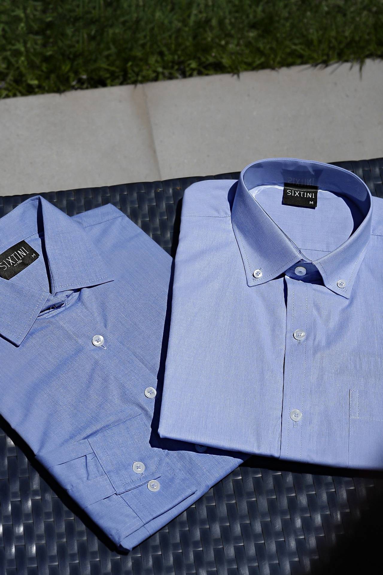 Dois modelos de camisa social no tom de azul