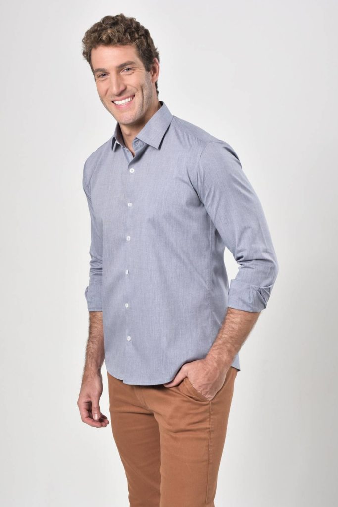 Homem com camisa azul-clara com calça caqui marrom