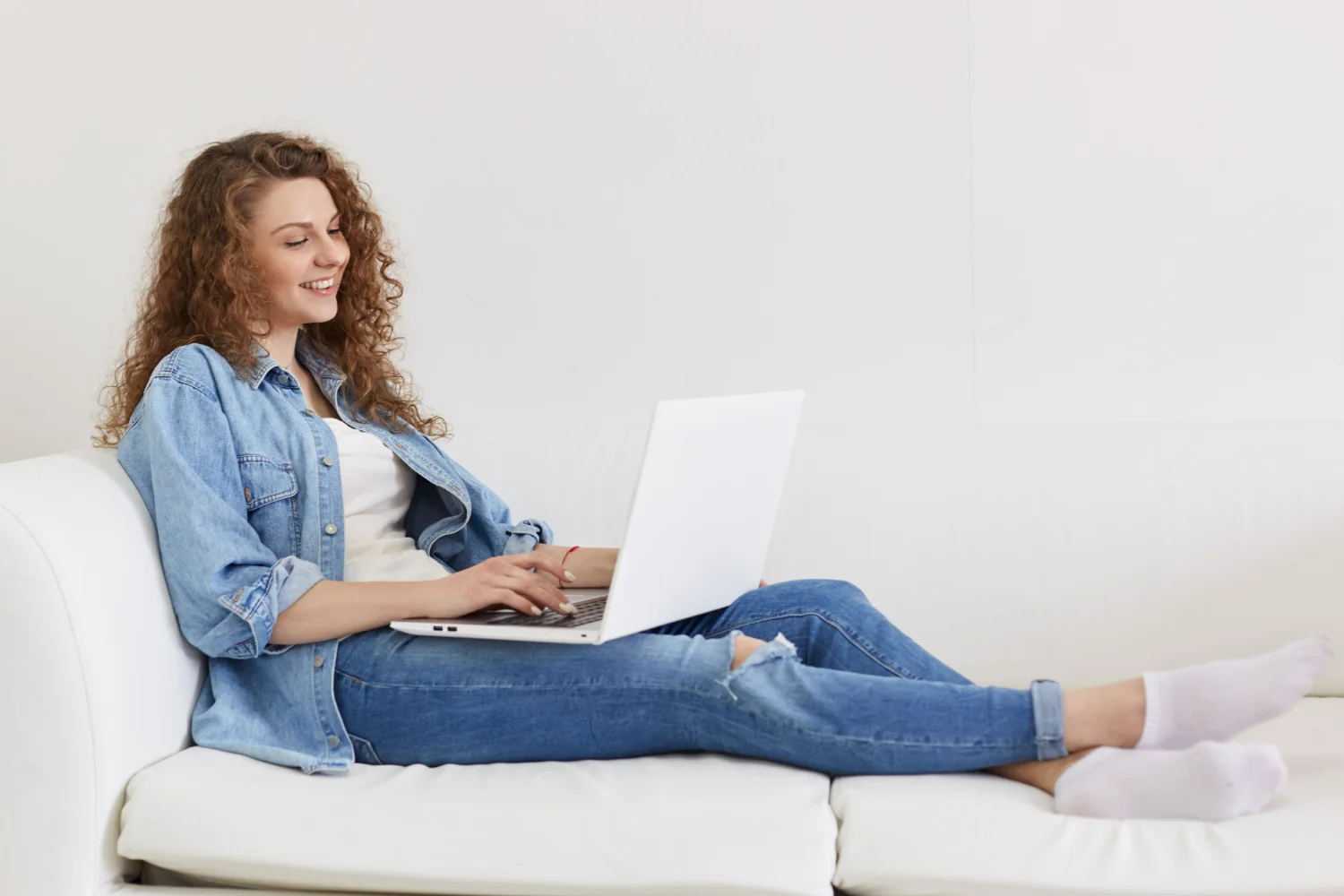 Mulher feliz comprando roupas online usando provador virtual