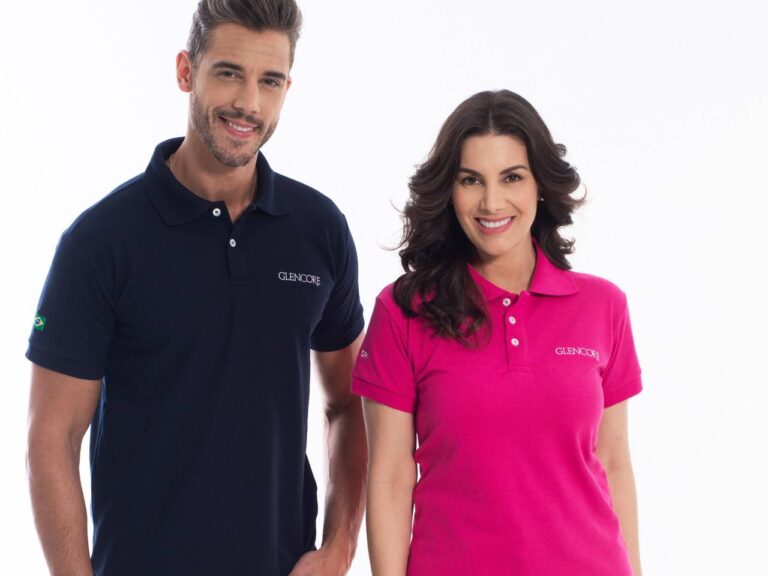 Casal de uniforme com camisa polo.