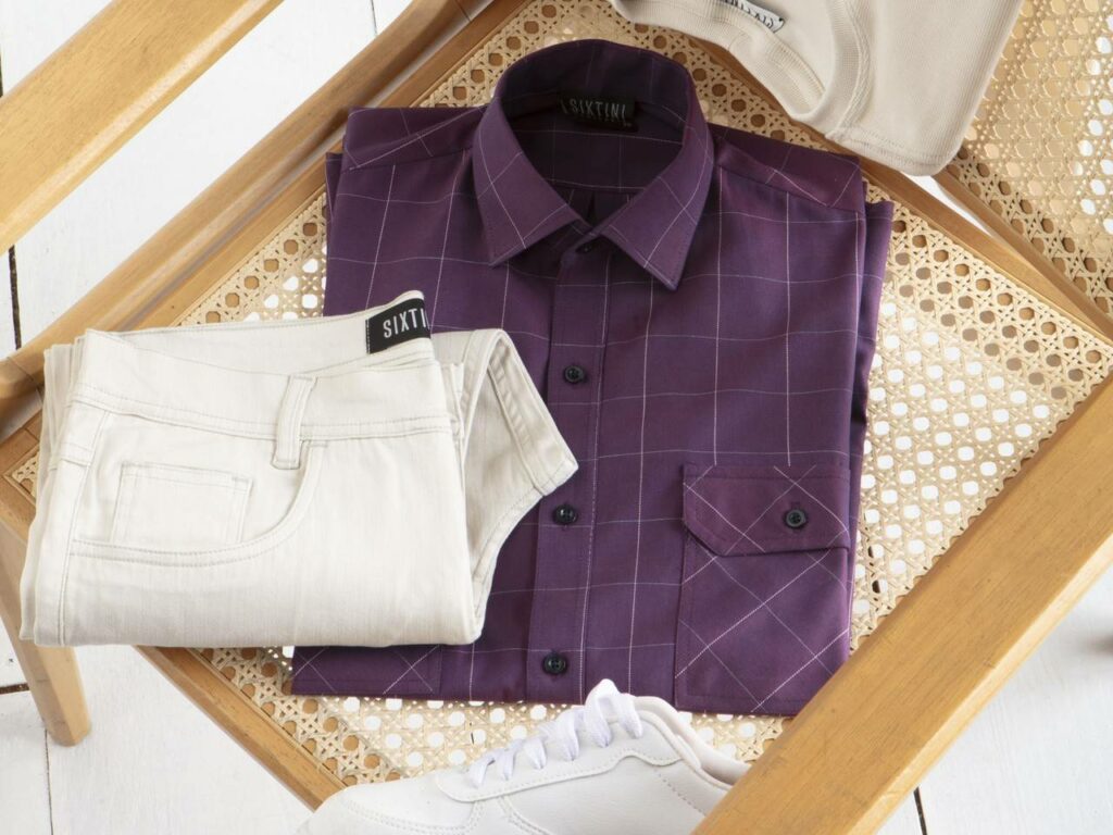 Camisa social vinho e uma calça de sarja clara