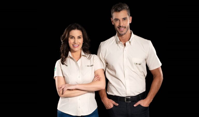 Casal de modelos vestindo uniforme do modelo de camisa polo,