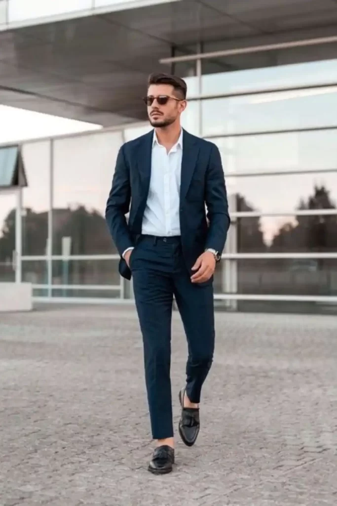 Homem de blazer azul e camisa branca