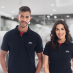 uniforme polo masculina e feminina preta caoa cherry mesclado detalhes vermelhos