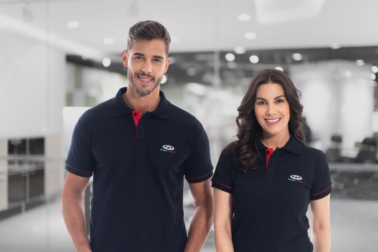 uniforme polo masculina e feminina preta caoa cherry mesclado detalhes vermelhos