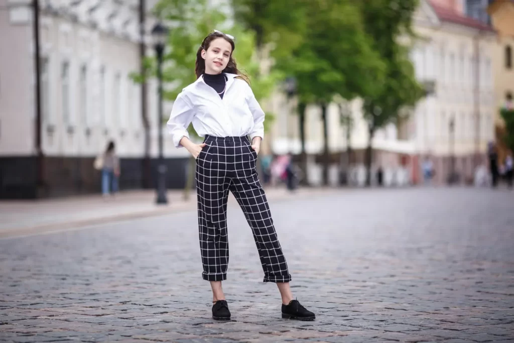 mulher com camisa e calça xadrez