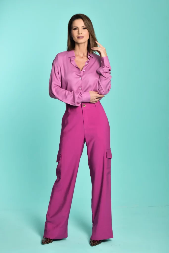 Mulheres em local de trabalho utilizando camisa feminina