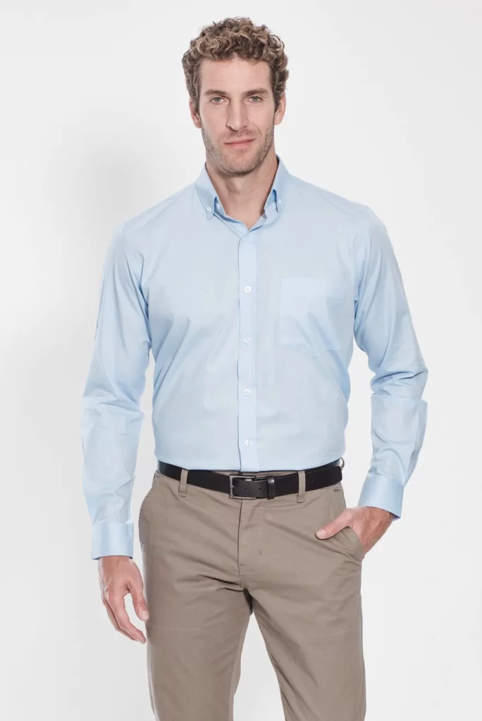 Homem utilizando camisa por dentro da calça