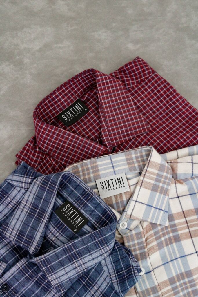 Três modelos de camisa flanelada. 