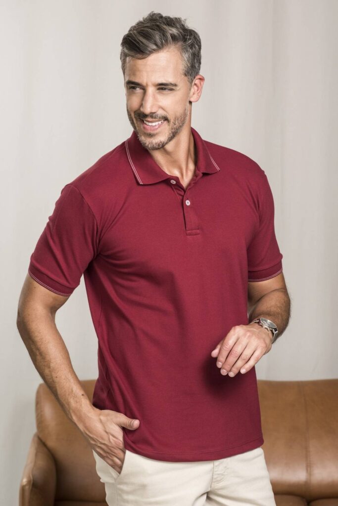 Homem de camisa polo vermelha. 