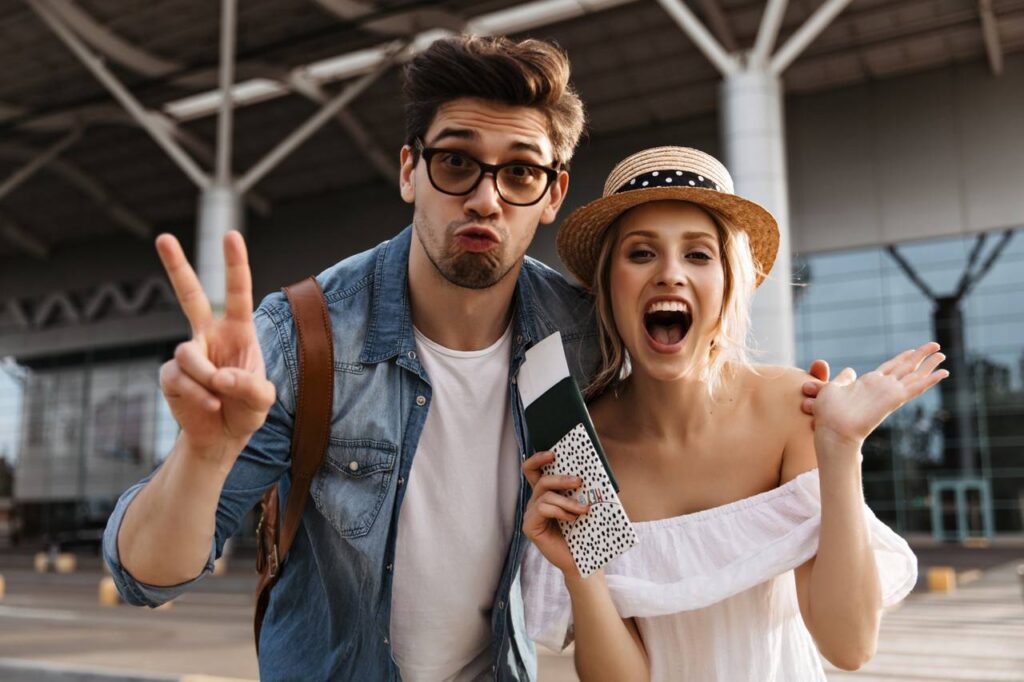 Casal no aeroporto feliz indo viajar.