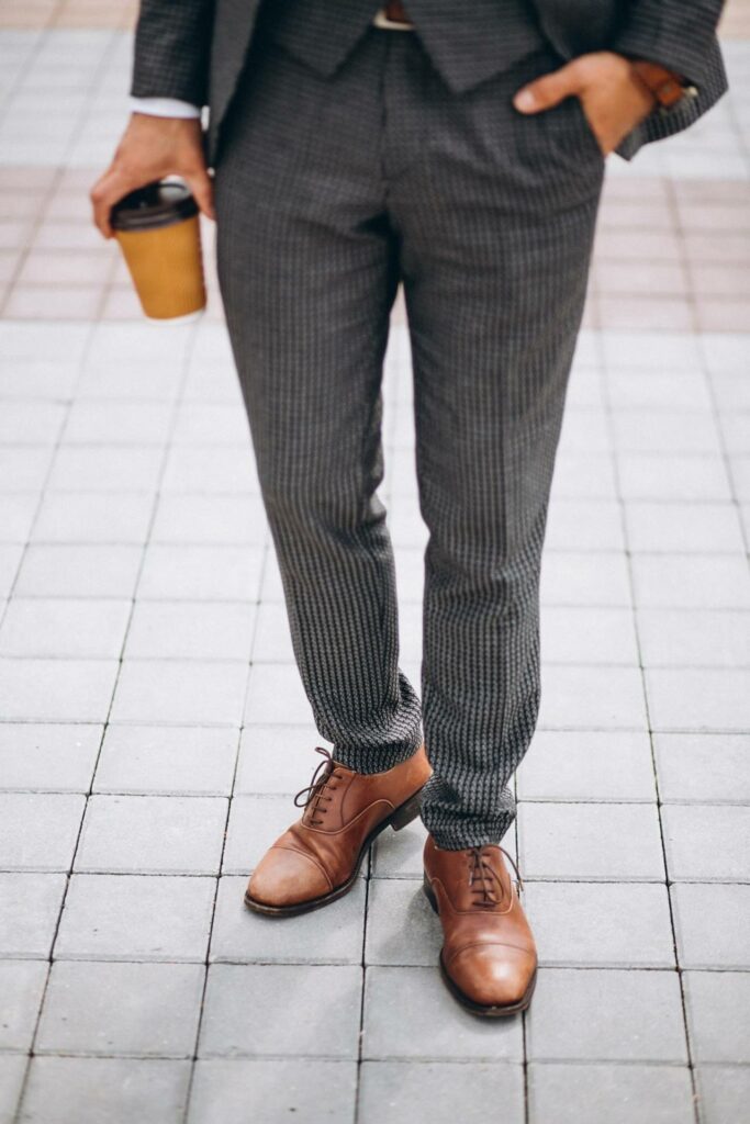 Foto focando a calça e no sapatos.