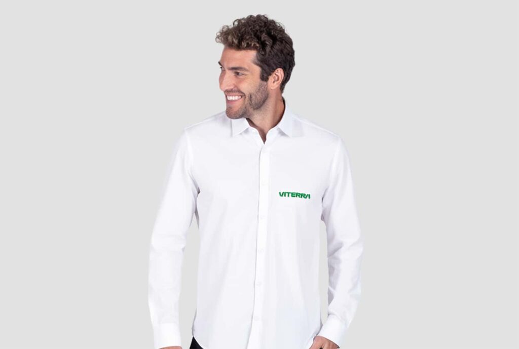 Camisa social masculina branca com logotipo Viterra bordado no lado esquerdo do peito.