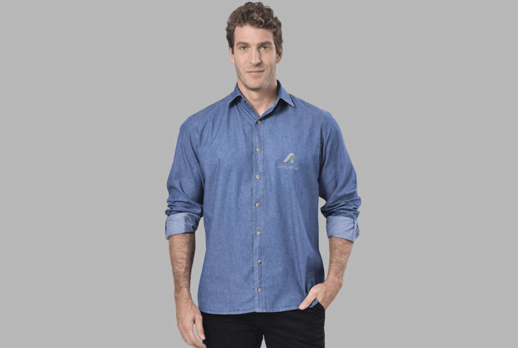 Camisa social masculina jeans com logotipo Banco da Amazônia bordado no lado esquerdo do peito.