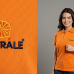Imagem composta por dois enquadramentos de uniforme polo feminino Cutrale. À esquerda, close-up do bordado aplicado em malha laranja, com símbolo de laranja em amarelo e laranja acima da palavra “CUTRALE” em azul-marinho. À direita, modelo feminina vestindo camisa polo laranja com gola e botões frontais, exibindo o logotipo Cutrale bordado no lado esquerdo do peito. Fundo neutro destaca a cor vibrante da peça e a identidade visual da marca.