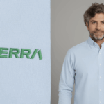 Imagem em close do bordado Viterra em linha verde aplicado sobre camisa azul-clara, ao lado de modelo masculino vestindo camisa social com o logotipo bordado no bolso.