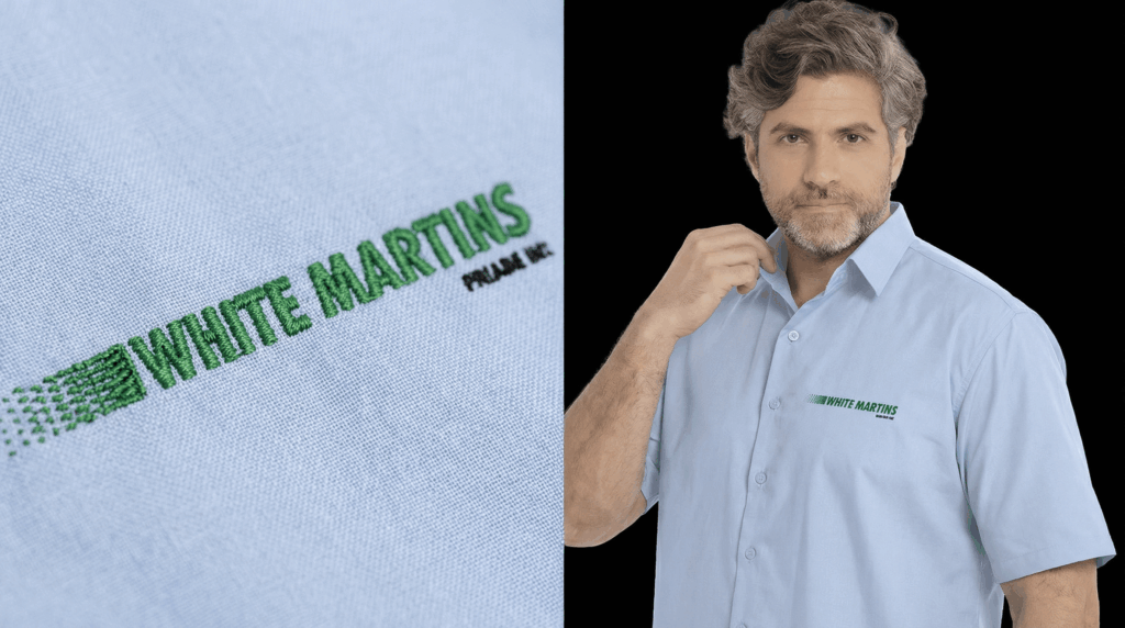 Imagem em close do bordado White Martins em linha verde aplicado sobre camisa azul-clara, ao lado de modelo masculino vestindo camisa social com o logotipo bordado no peito.