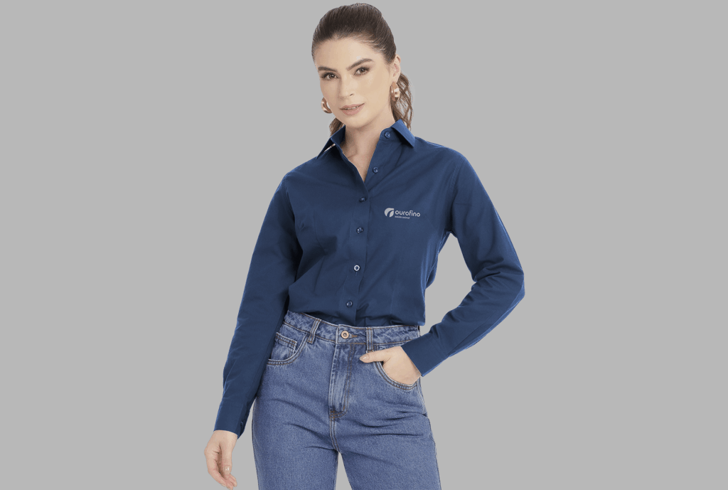 Mulher vestindo camisa social feminina de manga longa na cor azul marinho, com logotipo Ourofino Saúde Animal aplicado no lado esquerdo do peito.