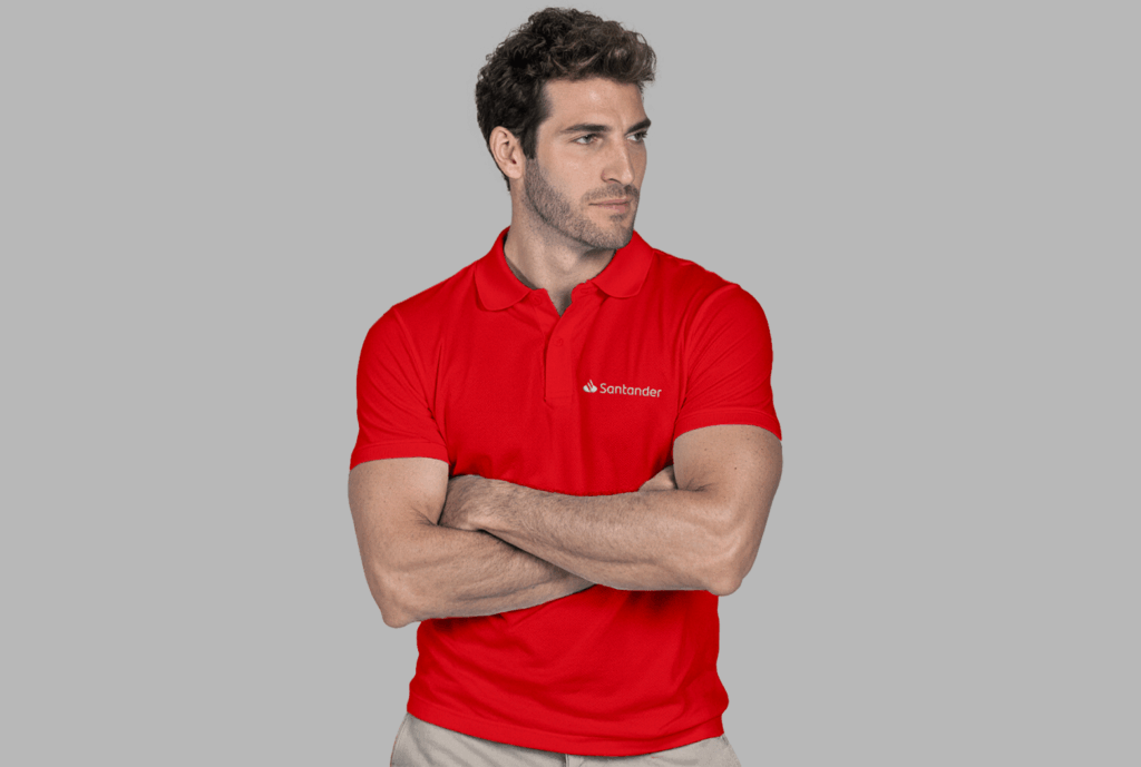 Homem vestindo camisa polo masculina vermelha com logotipo Santander aplicado no lado esquerdo do peito.