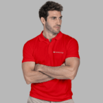 Homem vestindo camisa polo masculina vermelha com logotipo Santander aplicado no lado esquerdo do peito.
