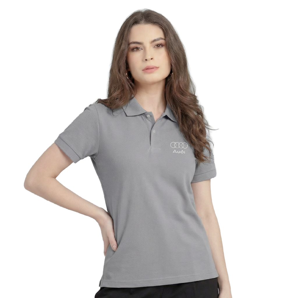 Mulher com camisa polo cinza feminina com o logo da Audi bordado