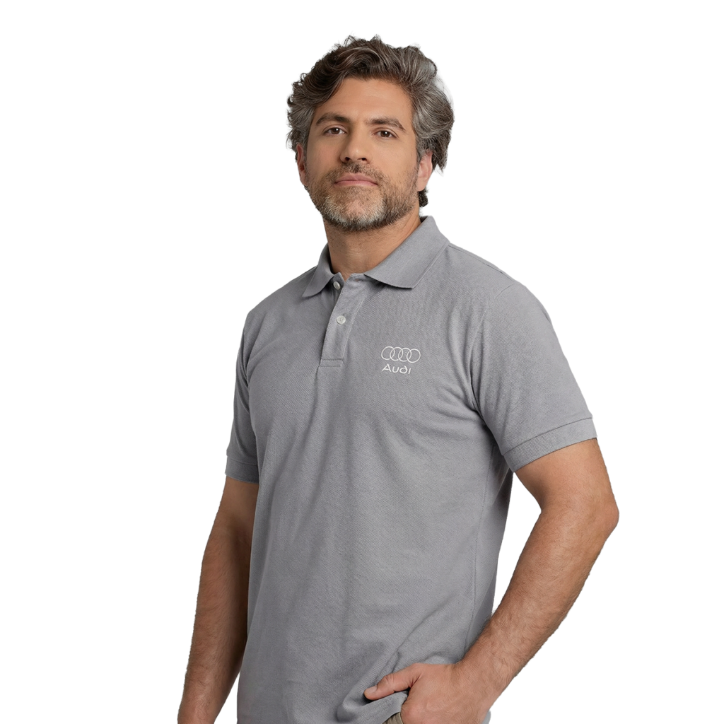Homem com camisa polo cinza com o logo da Audi bordado