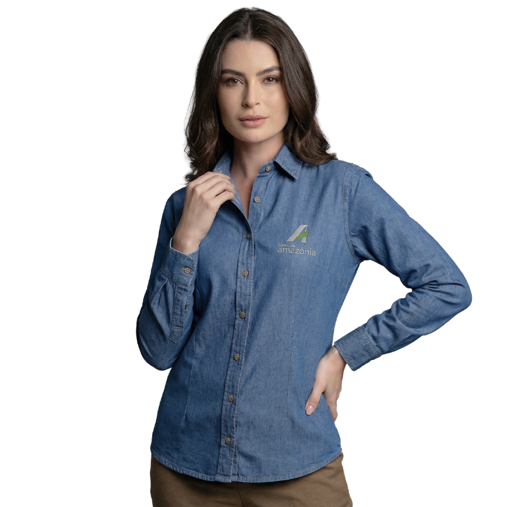 Mulher com camisa social jeans feminina com o logo do Banco da Amazônia bordado
