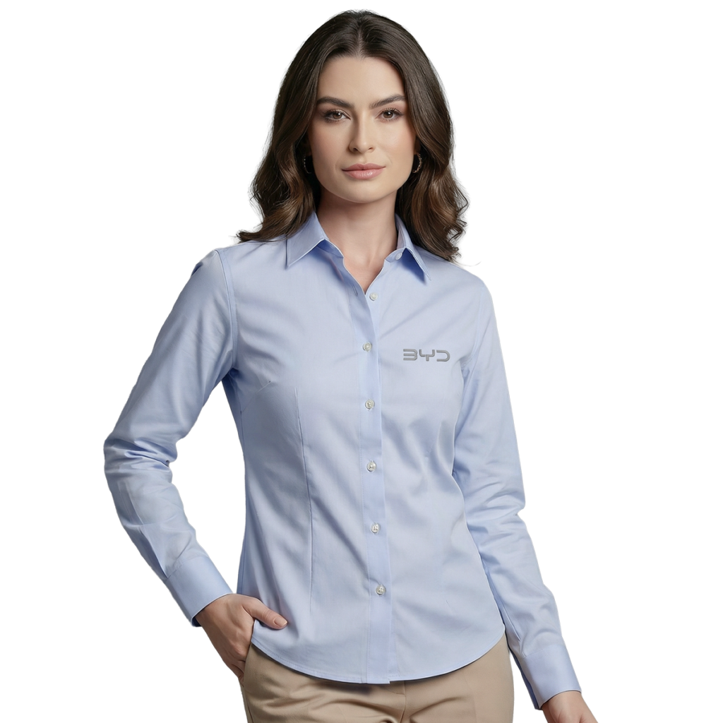 Mulher com camisa social azul clara feminina de manga longa com o logo da BYD bordado