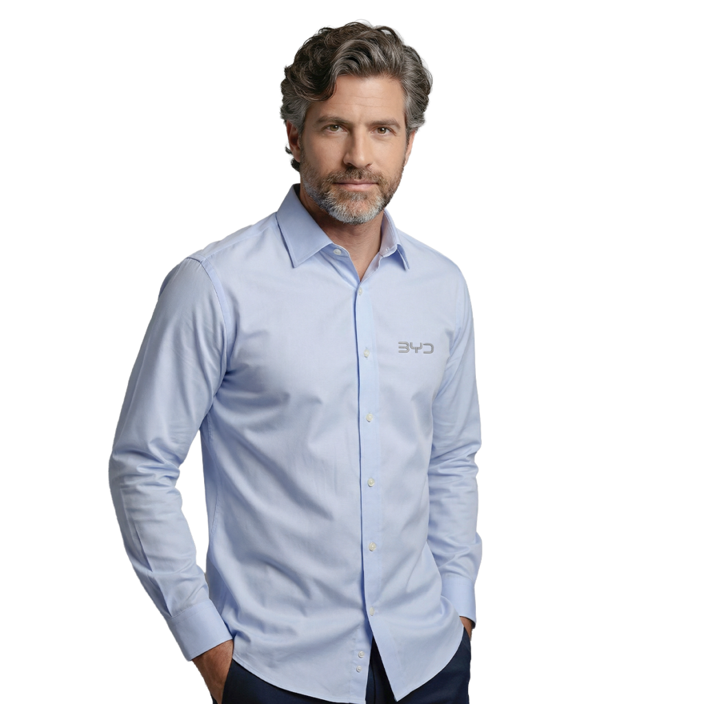 Homem com camisa social azul clara de manga longa com o logo da BYD bordado