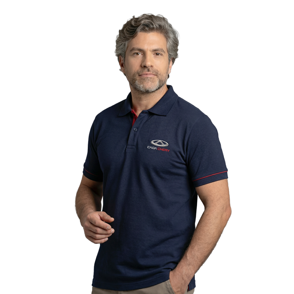 Homem com camisa polo azul marinho com o logo da Caoa Chery bordado