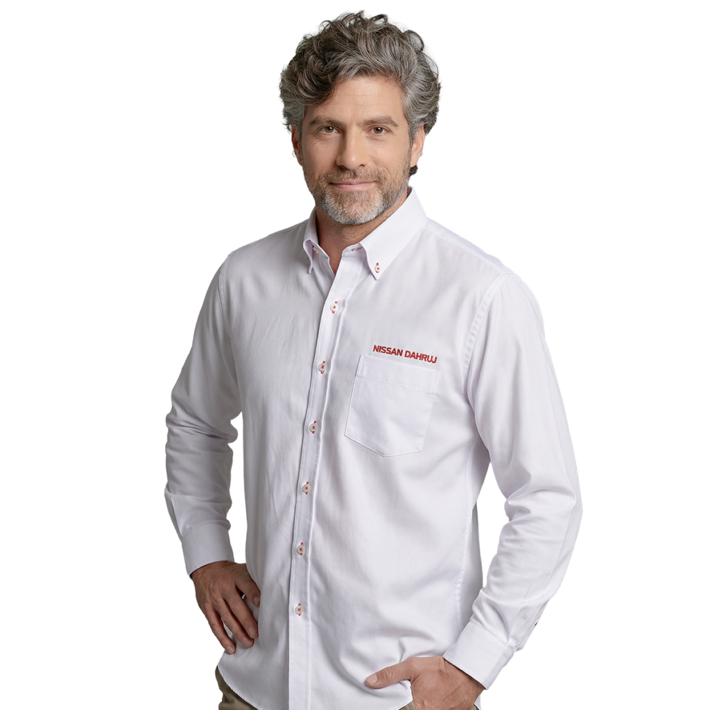Homem com camisa social branca de manga longa com o logo da Nissan bordado no bolso