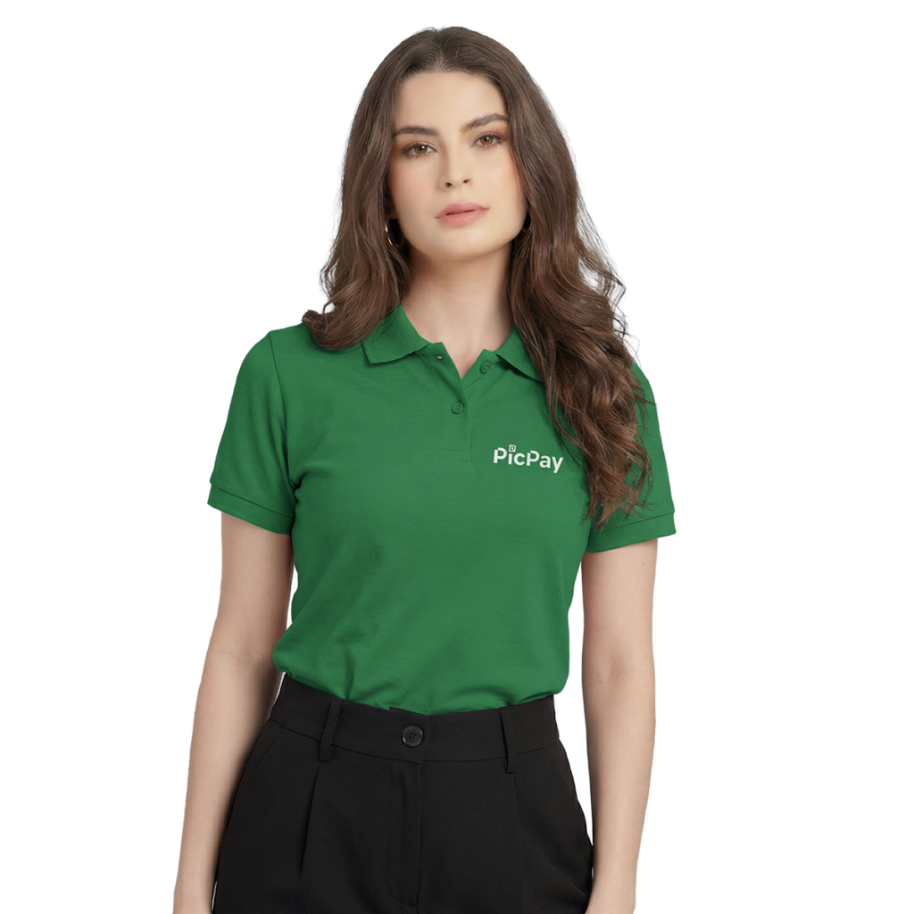 Mulher com camisa polo verde feminina com o logo do PicPay bordado