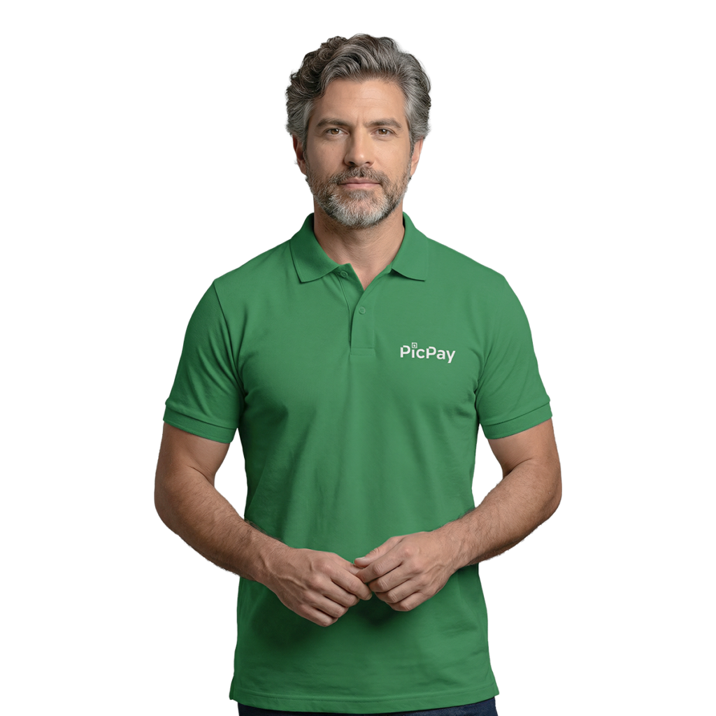Homem com camisa polo verde com o logo do PicPay bordado