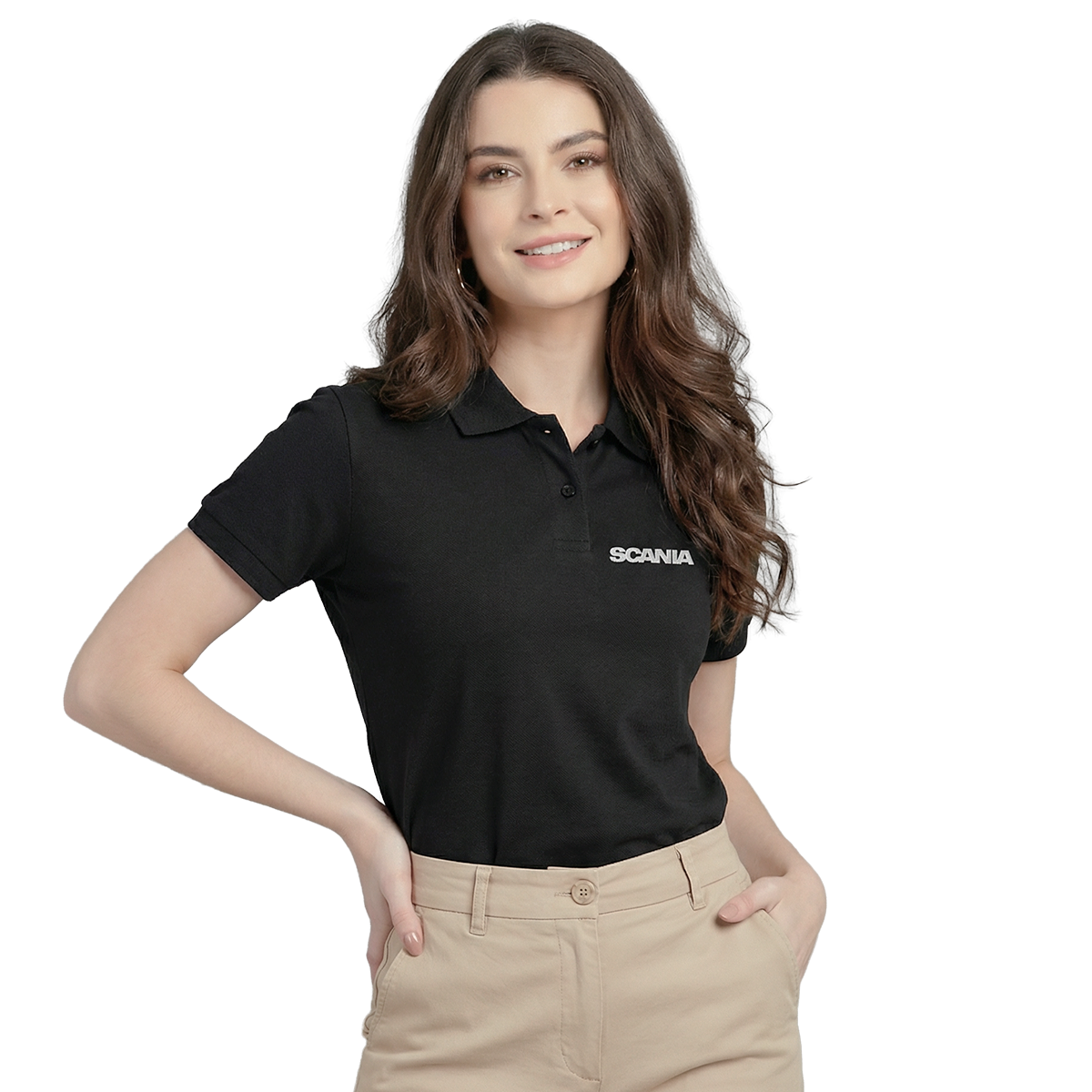 Mulher com camisa polo preta feminina com o logo da Scania bordado