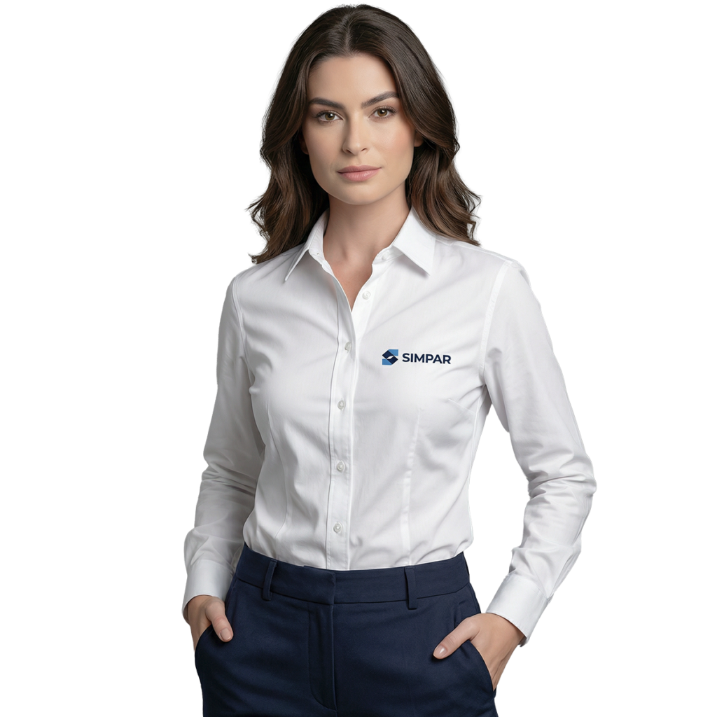 Mulher com camisa social branca feminina com o logo da Simpar bordado