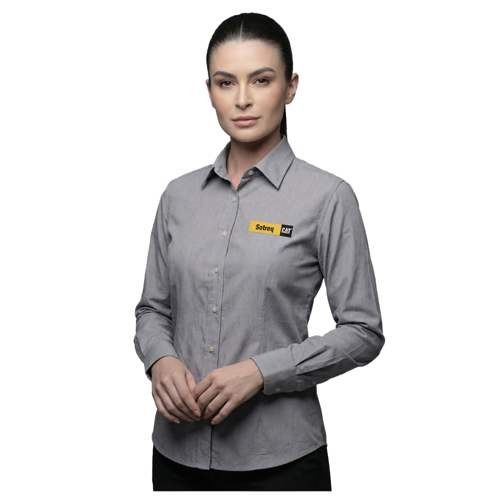 Mulher com camisa social cinza feminina com o logo da Sotreq bordado