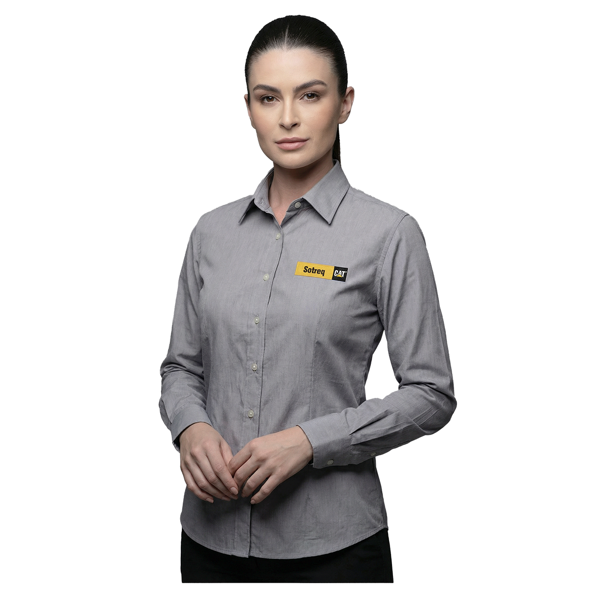 Mulher com camisa social cinza feminina com o logo da Sotreq bordado