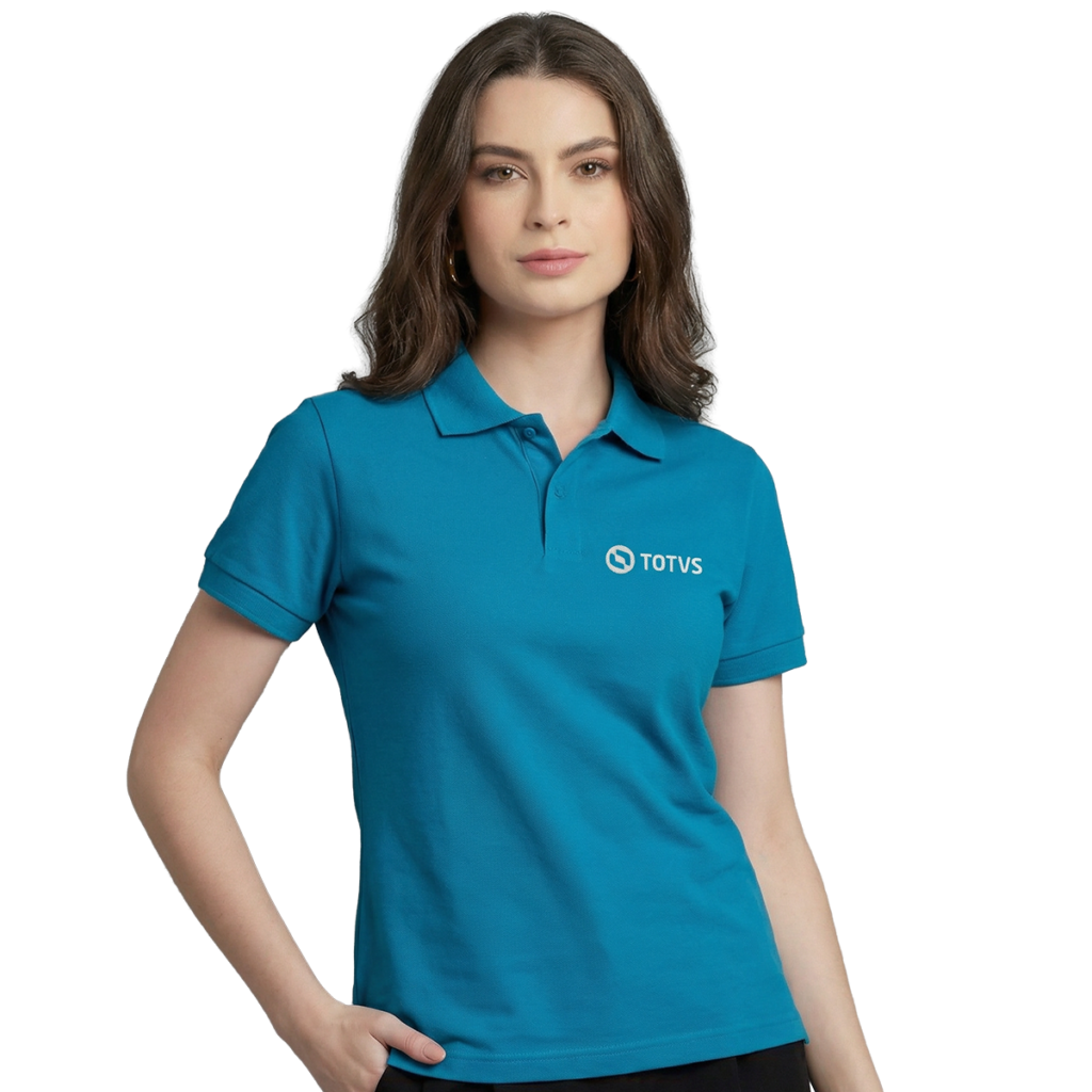 Mulher com camisa polo azul petróleo feminina com o logo da Totvs bordado