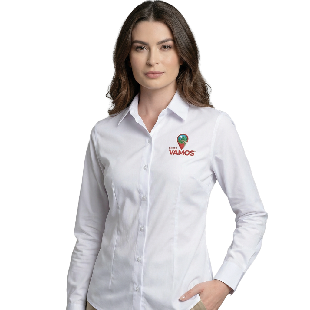 Mulher com camisa social branca feminina com o logo da Vamos bordado