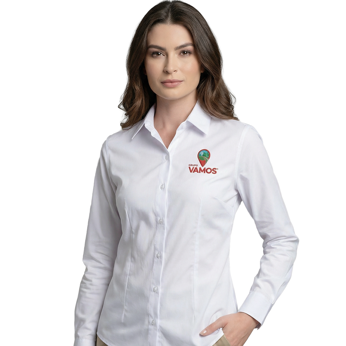 Mulher com camisa social branca feminina com o logo da Vamos bordado