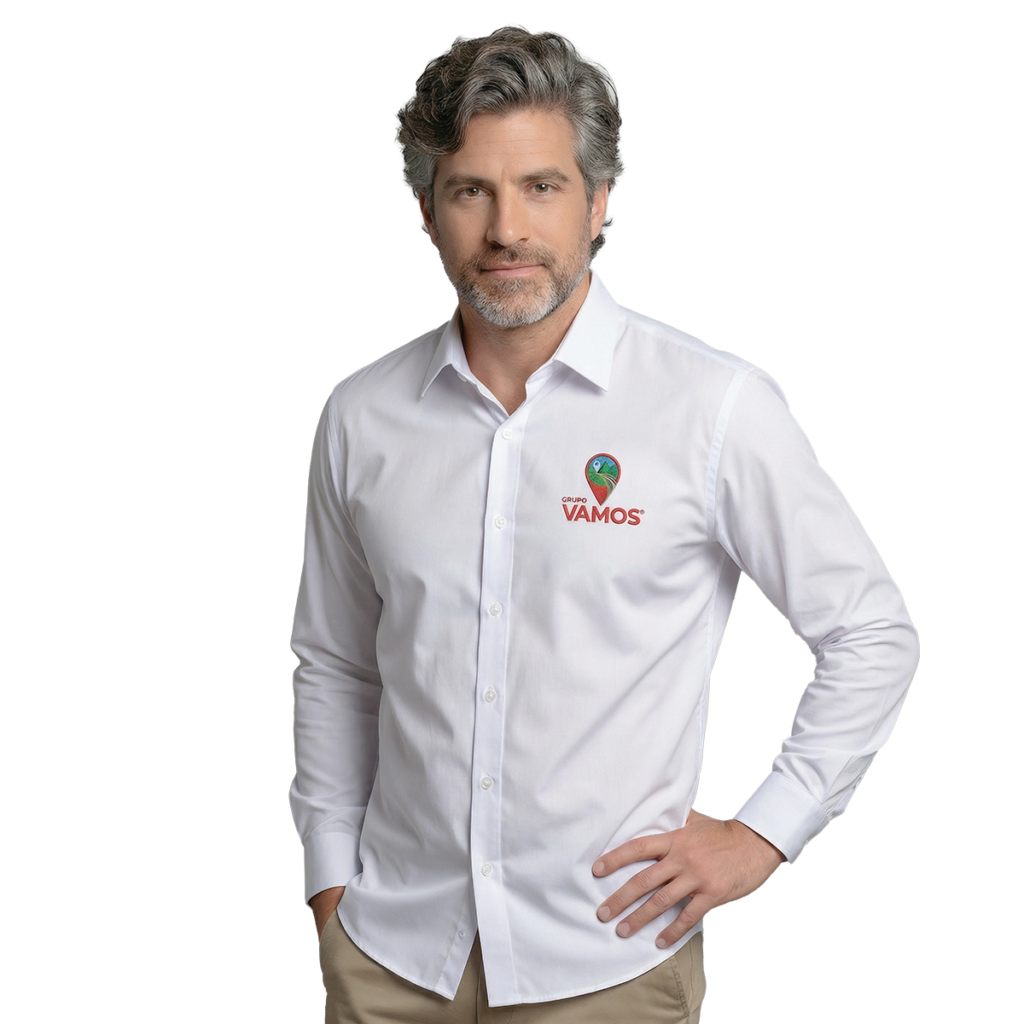 Homem com camisa social branca de manga longa com o logo da Vamos bordado