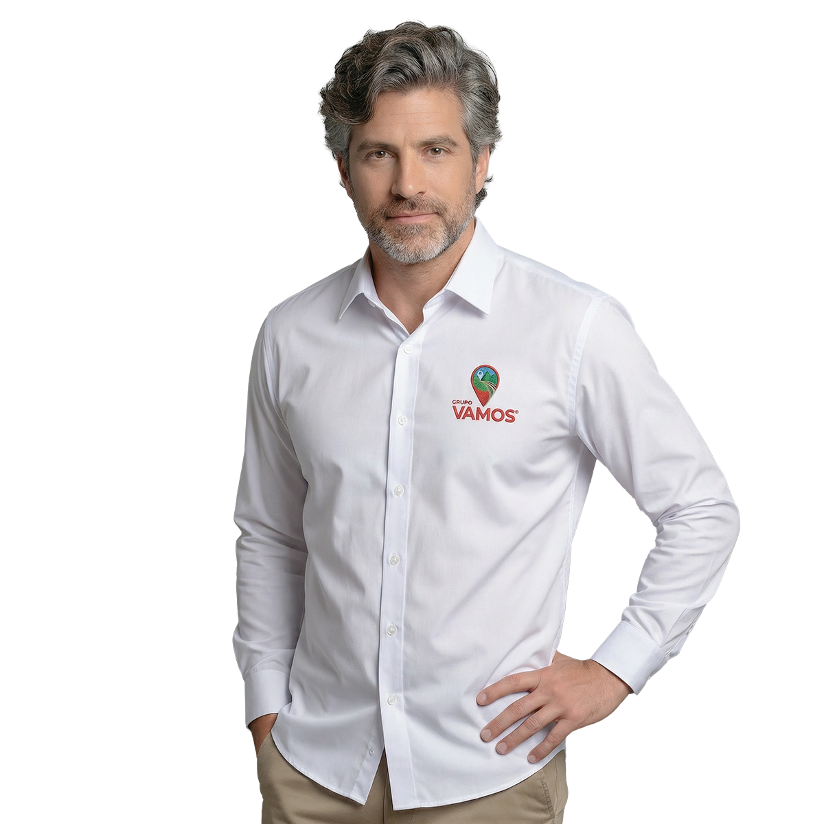 Homem com camisa social branca de manga longa com o logo da Vamos bordado